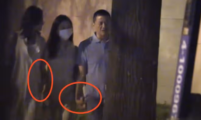 李亞鵬攜海哈金喜李嫣聚餐,三人牽手開心回家,繼母繼女親如姐妹