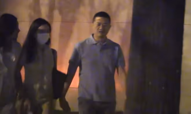 李亞鵬攜海哈金喜李嫣聚餐,三人牽手開心回家,繼母繼女親如姐妹