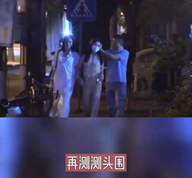 李亞鵬攜海哈金喜李嫣聚餐,三人牽手開心回家,繼母繼女親如姐妹