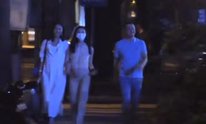 李亞鵬攜海哈金喜李嫣聚餐,三人牽手開心回家,繼母繼女親如姐妹