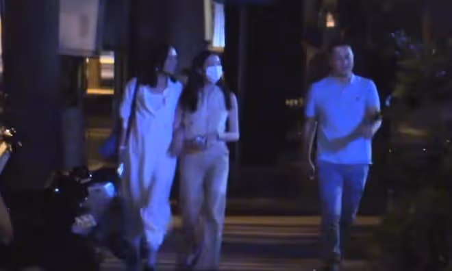 李亞鵬攜海哈金喜李嫣聚餐,三人牽手開心回家,繼母繼女親如姐妹