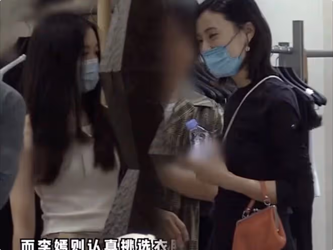 李亞鵬攜海哈金喜李嫣聚餐,三人牽手開心回家,繼母繼女親如姐妹