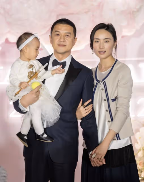 李亞鵬攜海哈金喜李嫣聚餐,三人牽手開心回家,繼母繼女親如姐妹