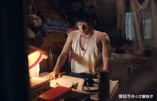 《父輩的榮耀》綠馬甲配紅毛衣，陳興傑的穿搭，全靠一張臉在支撐