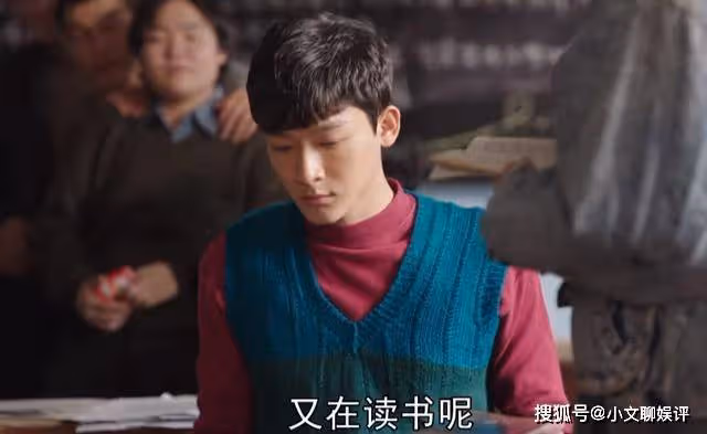 《父輩的榮耀》綠馬甲配紅毛衣，陳興傑的穿搭，全靠一張臉在支撐