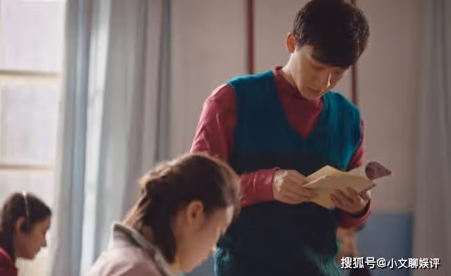 《父輩的榮耀》綠馬甲配紅毛衣，陳興傑的穿搭，全靠一張臉在支撐