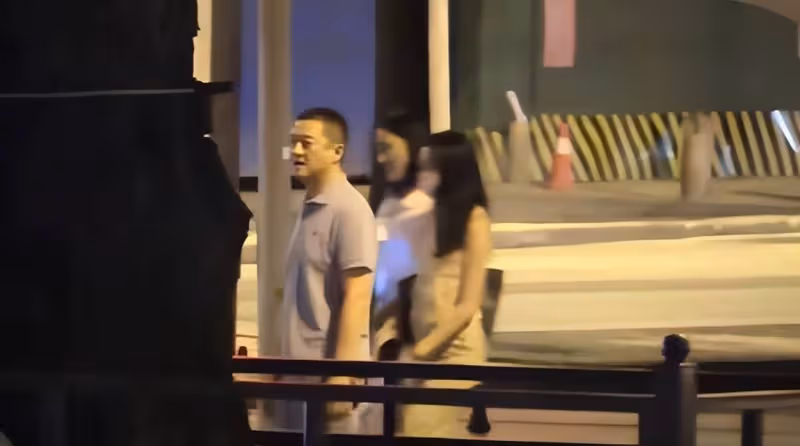 李亞鵬一家三口牽手散步,李嫣挽著繼母胳膊熱聊,母女相處似姐妹