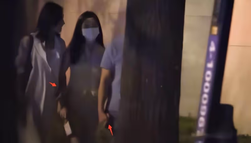李亞鵬一家三口牽手散步,李嫣挽著繼母胳膊熱聊,母女相處似姐妹