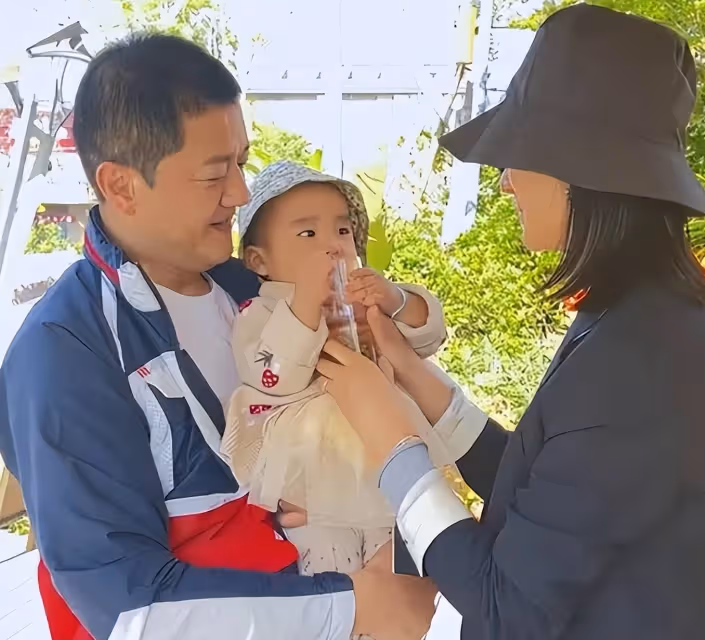 李亞鵬一家三口牽手散步,李嫣挽著繼母胳膊熱聊,母女相處似姐妹