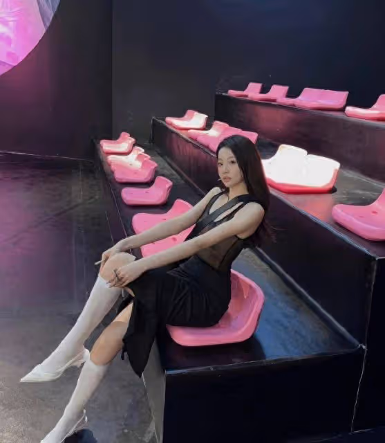美女透明背心,緊身長裙,時尚街拍,白色中筒絲襪,尖頭高跟鞋,時尚又前衛