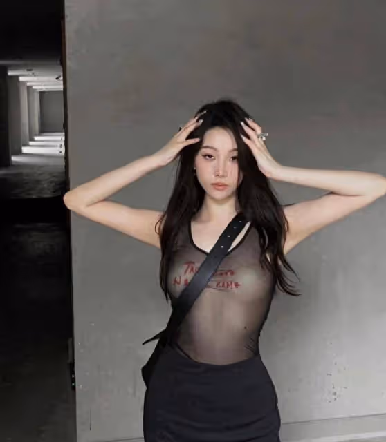 美女透明背心,緊身長裙,時尚街拍,白色中筒絲襪,尖頭高跟鞋,時尚又前衛