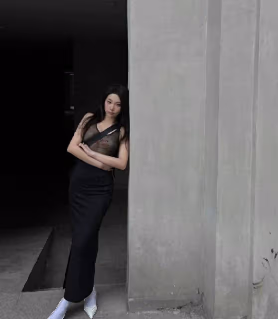 美女透明背心,緊身長裙,時尚街拍,白色中筒絲襪,尖頭高跟鞋,時尚又前衛