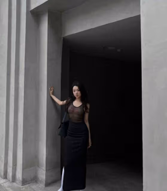 美女透明背心,緊身長裙,時尚街拍,白色中筒絲襪,尖頭高跟鞋,時尚又前衛