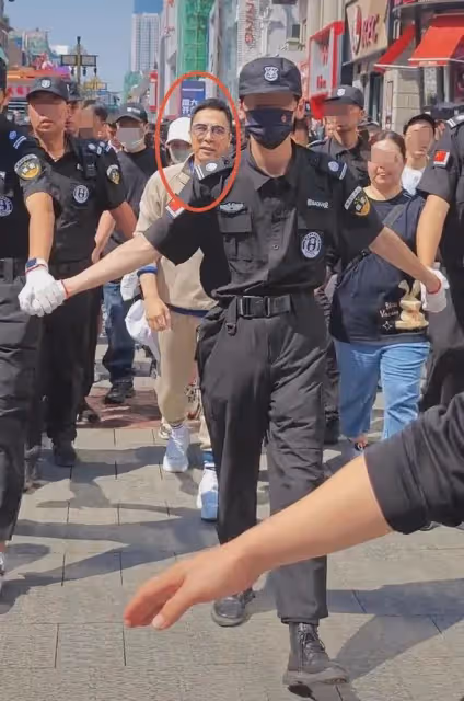甄子丹瀋陽參加活動遇尷尬,保安手拉手如臨大敵,現場人少得可憐