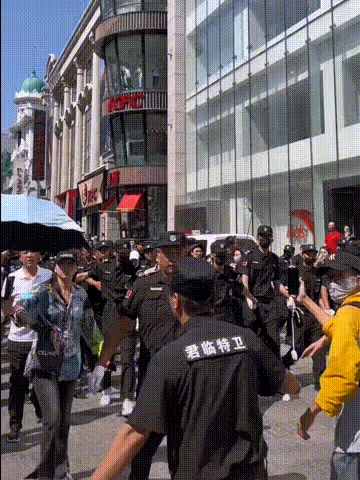 甄子丹瀋陽參加活動遇尷尬,保安手拉手如臨大敵,現場人少得可憐