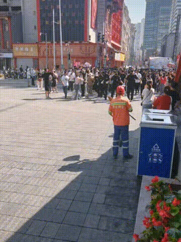 甄子丹瀋陽參加活動遇尷尬,保安手拉手如臨大敵,現場人少得可憐