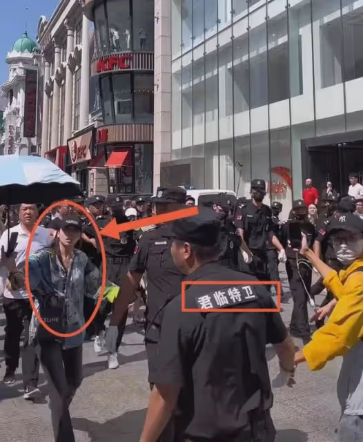 甄子丹瀋陽參加活動遇尷尬,保安手拉手如臨大敵,現場人少得可憐