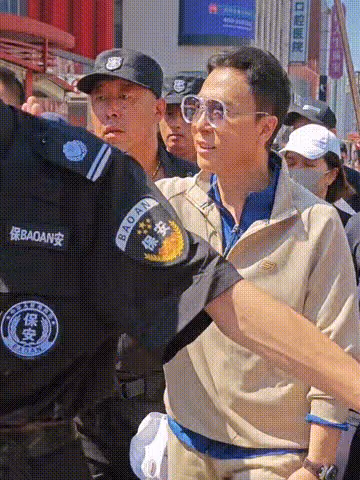 甄子丹瀋陽參加活動遇尷尬,保安手拉手如臨大敵,現場人少得可憐