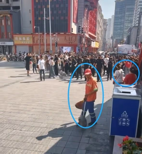 甄子丹瀋陽參加活動遇尷尬,保安手拉手如臨大敵,現場人少得可憐