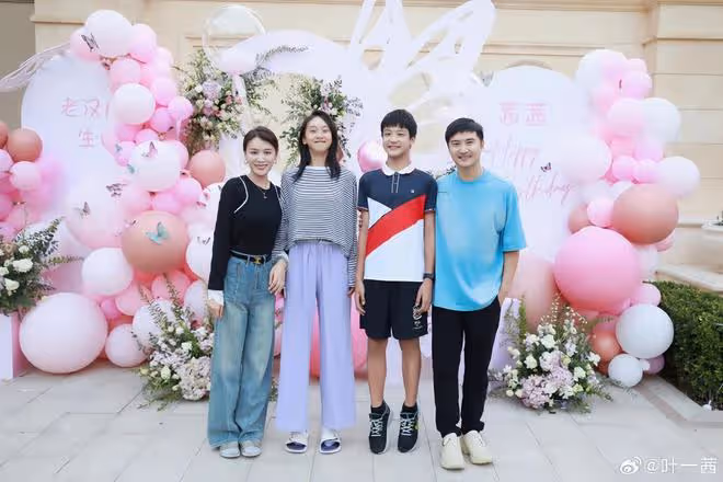 葉一茜曬全家福慶39歲生日,森碟小亮仔踮腳搞怪,長成爸媽翻版