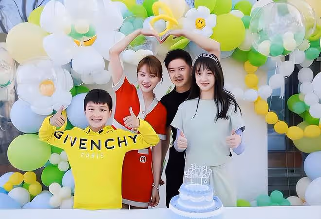 葉一茜曬全家福慶39歲生日，森碟小亮仔踮腳搞怪，長成爸媽翻版