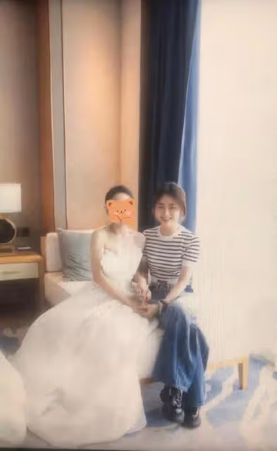 婚禮現場偶遇譚松韻,搶到新娘捧花,穿著樸素不搶風頭