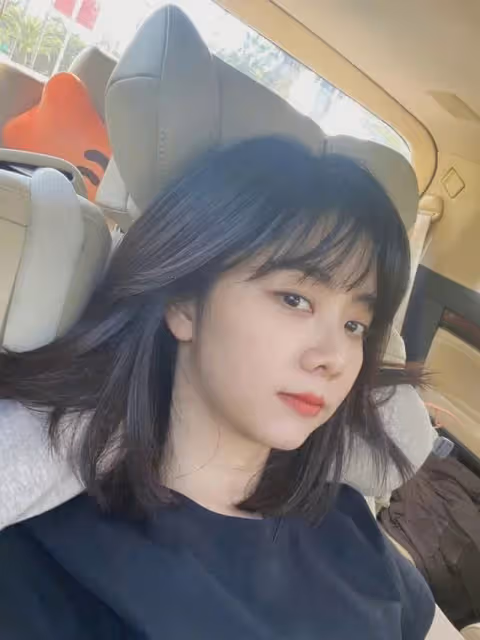 婚禮現場偶遇譚松韻,搶到新娘捧花,穿著樸素不搶風頭