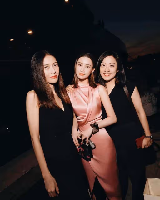 何超蓮劉嘉玲在威尼斯電影節合照,眾姐妹在一起很有名媛風