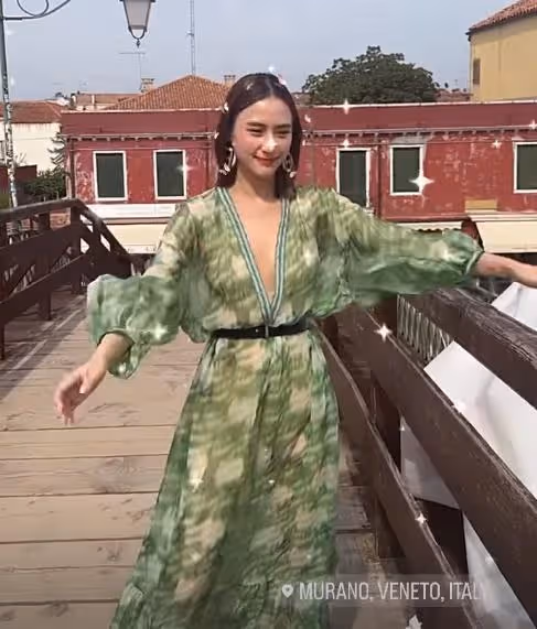 何超蓮劉嘉玲在威尼斯電影節合照，眾姐妹在一起很有名媛風