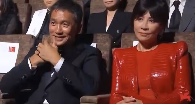 胡歌恭喜梁朝偉,和劉嘉玲握手慶祝,一身筆挺西裝現身威尼斯