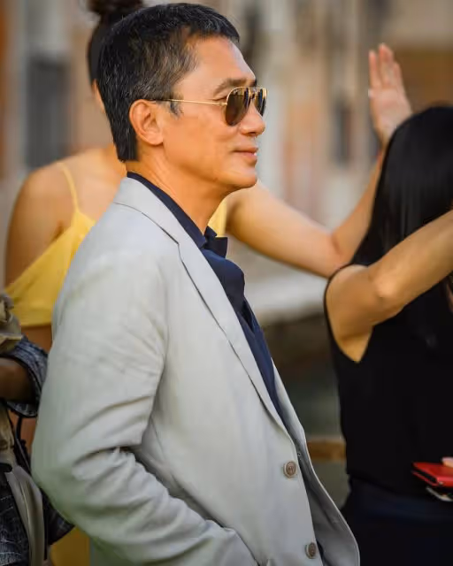 胡歌恭喜梁朝偉,和劉嘉玲握手慶祝,一身筆挺西裝現身威尼斯