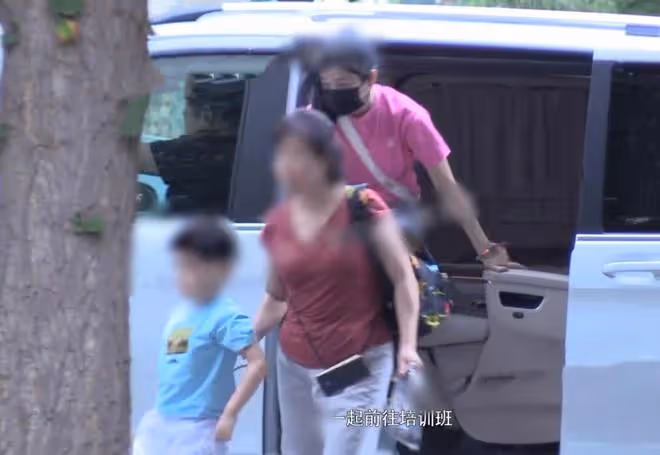 40歲陳妍希帶兒子學武術,為小星星拍視頻,抱其坐在腿上互動溫馨