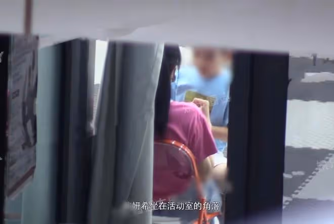40歲陳妍希帶兒子學武術,為小星星拍視頻,抱其坐在腿上互動溫馨