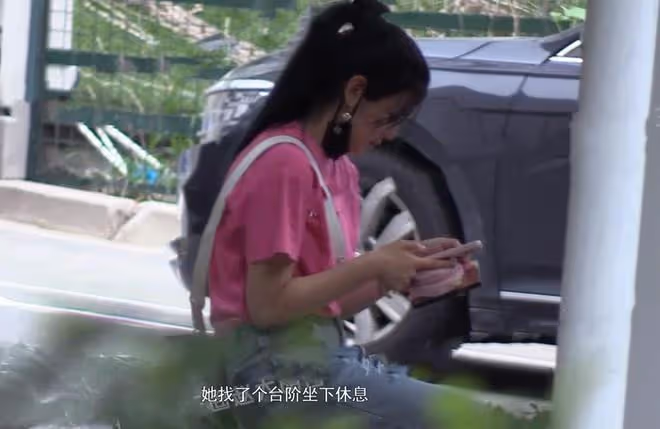 40歲陳妍希帶兒子學武術,為小星星拍視頻,抱其坐在腿上互動溫馨