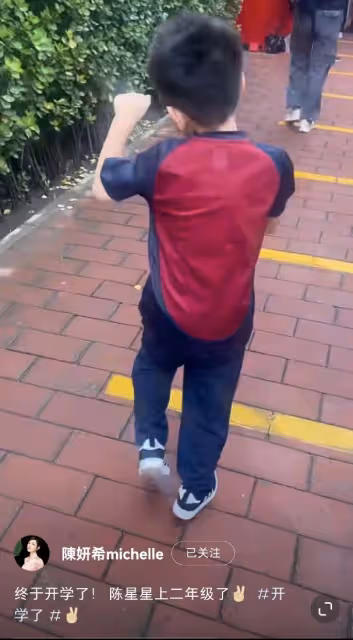 40歲陳妍希帶兒子學武術,為小星星拍視頻,抱其坐在腿上互動溫馨