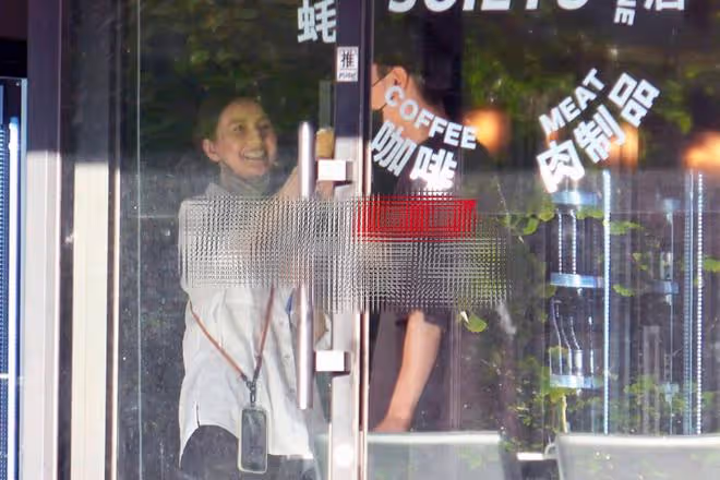趙又廷夫婦買零食,44歲高圓圓喂老公吃冰淇淋,笑容甜蜜素顏能打