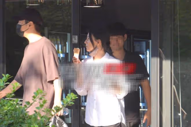 趙又廷夫婦買零食,44歲高圓圓喂老公吃冰淇淋,笑容甜蜜素顏能打