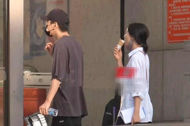 趙又廷夫婦買零食,44歲高圓圓喂老公吃冰淇淋,笑容甜蜜素顏能打