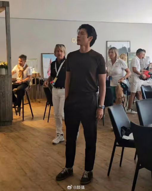 玄彬瑞士出席活動,被眾女星搶著一起合影,剪掉鬍鬚留背頭很帥氣