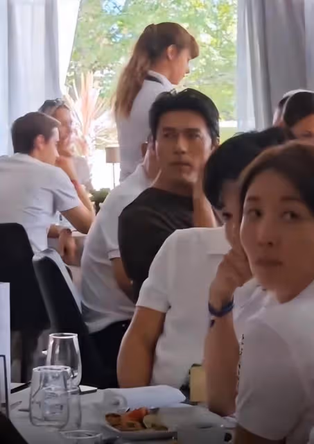 玄彬瑞士出席活動,被眾女星搶著一起合影,剪掉鬍鬚留背頭很帥氣
