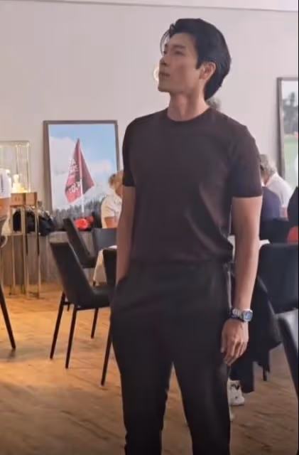 玄彬瑞士出席活動,被眾女星搶著一起合影,剪掉鬍鬚留背頭很帥氣