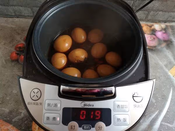 雞蛋就該鹵著吃，正宗的鄉巴佬雞蛋在家就能做，一口一個最過癮！