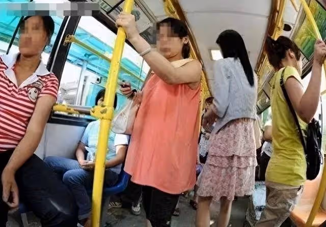 懷孕九月，公交車上老頭逼讓座，她怒懟一言，全車人聲討