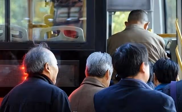 懷孕九月，公交車上老頭逼讓座，她怒懟一言，全車人聲討