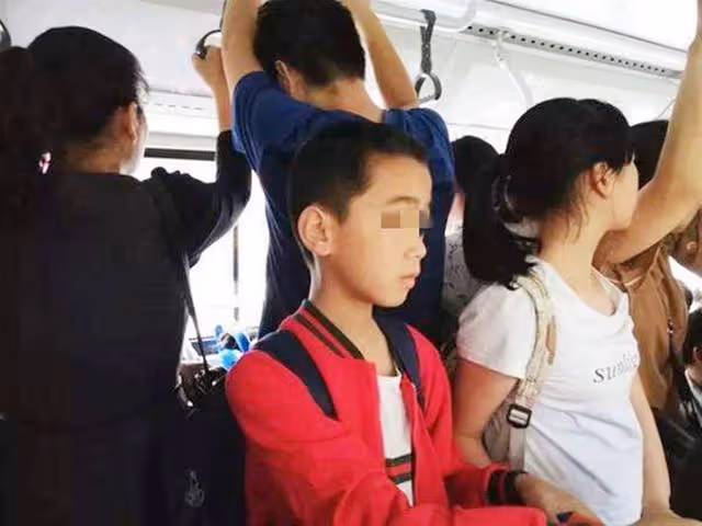 懷孕九月，公交車上老頭逼讓座，她怒懟一言，全車人聲討