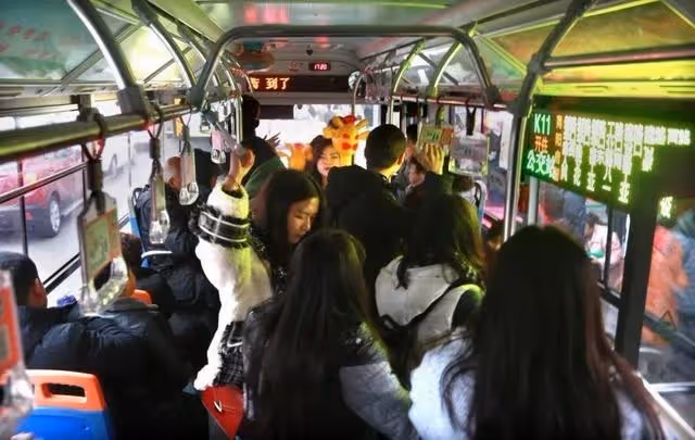 懷孕九月，公交車上老頭逼讓座，她怒懟一言，全車人聲討