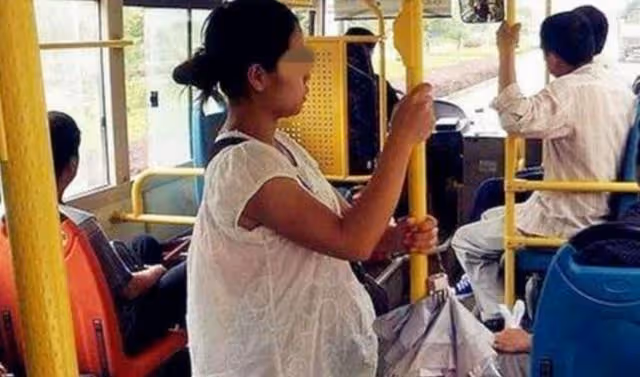 懷孕九月，公交車上老頭逼讓座，她怒懟一言，全車人聲討