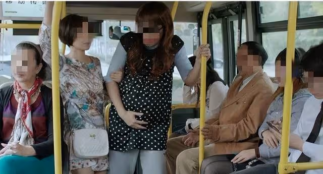 懷孕九月，公交車上老頭逼讓座，她怒懟一言，全車人聲討