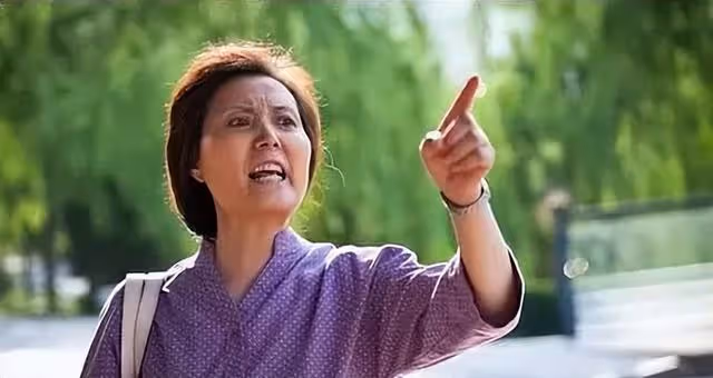 給女兒陪嫁了一套房,婆婆聽後帶小叔子一家上門鬧:我孫子咋整