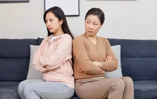 我住院兩個月兒子沒來一次,出院修改遺囑後,兒子兒媳連夜趕來